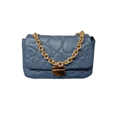 Bolso azul con colgante dorado