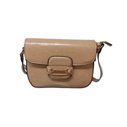 Bolso beige con colgante